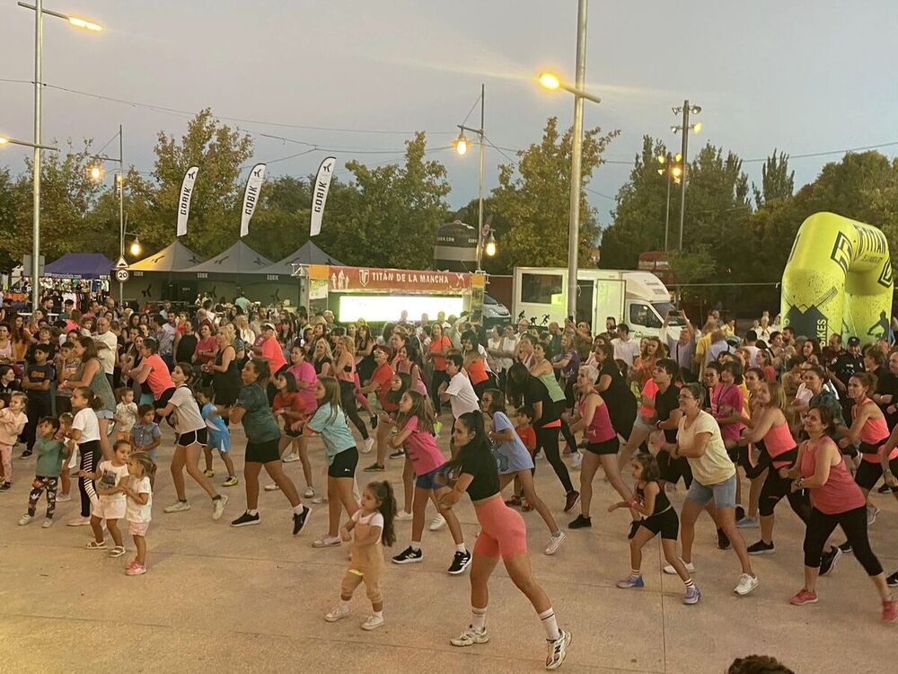 Clase de zumba organizada por la Asociación Supernenas. 