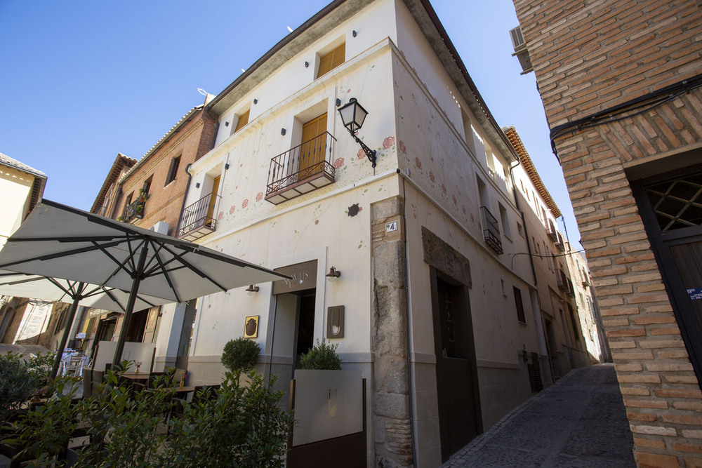 En la fachada, ubicada al final de la calle Santo Tomé, mantuvieron el revestimiento típico de cal, pero pintaron unas flores muy alegres