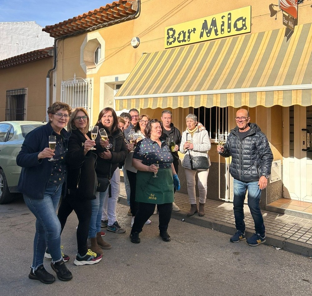 Algunos de los agraciados celebran el premio.