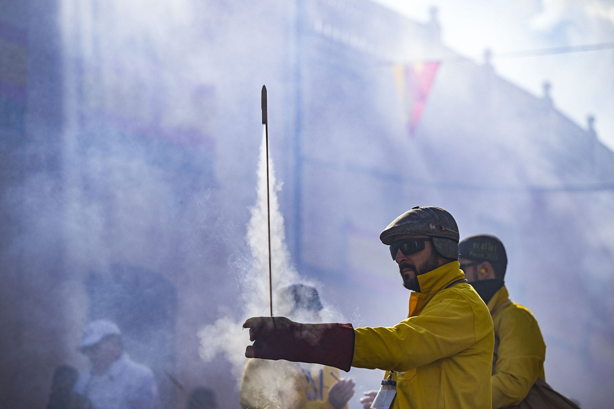 Fiestas de las Paces en Villarta de San Juan, cohetes Operación 2.000  lanzamientos de cohetes y Procesión de la Virgen en Villarta, La Paces  / JESÚS MONROY