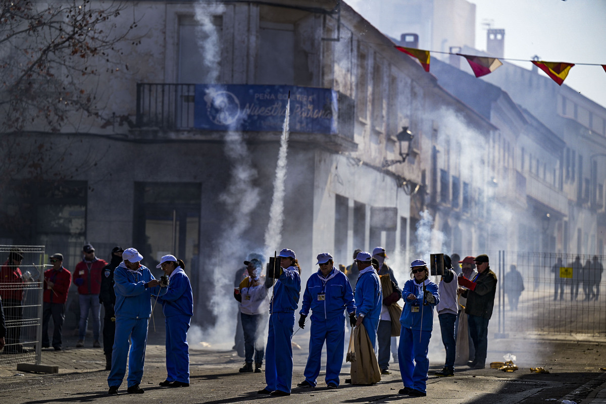 Fiestas de las Paces en Villarta de San Juan, cohetes Operación 2.000  lanzamientos de cohetes y Procesión de la Virgen en Villarta, La Paces  / JESÚS MONROY