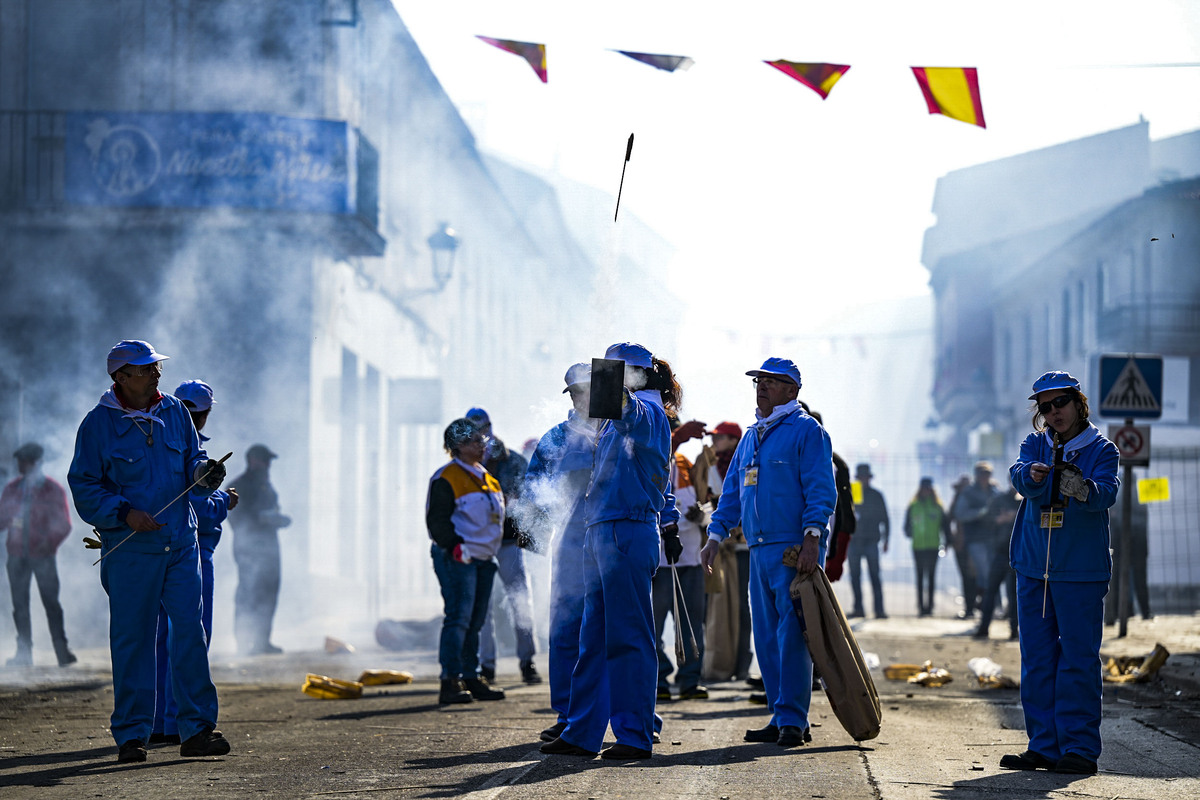 Fiestas de las Paces en Villarta de San Juan, cohetes Operación 2.000  lanzamientos de cohetes y Procesión de la Virgen en Villarta, La Paces  / JESÚS MONROY