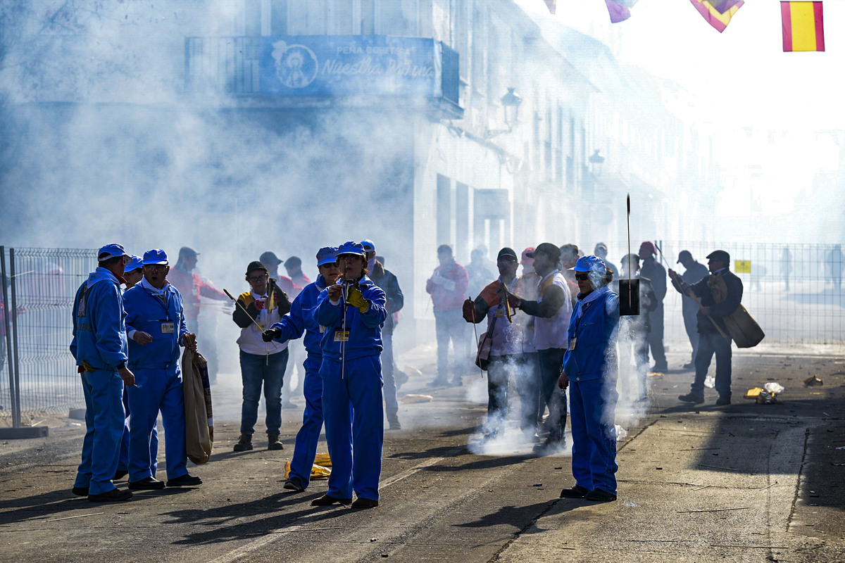 Fiestas de las Paces en Villarta de San Juan, cohetes Operación 2.000  lanzamientos de cohetes y Procesión de la Virgen en Villarta, La Paces  / JESÚS MONROY