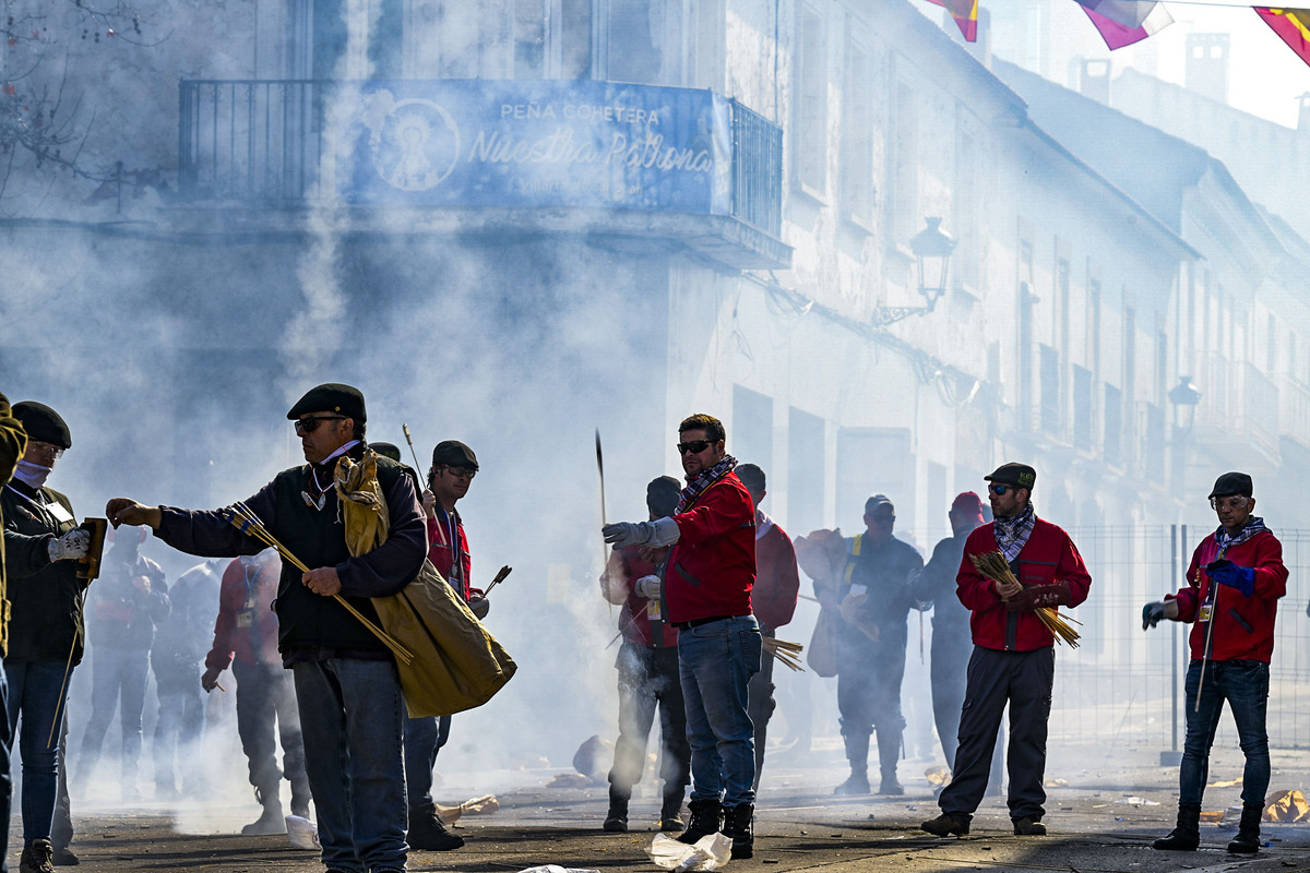 Fiestas de las Paces en Villarta de San Juan, cohetes Operación 2.000  lanzamientos de cohetes y Procesión de la Virgen en Villarta, La Paces  / JESÚS MONROY