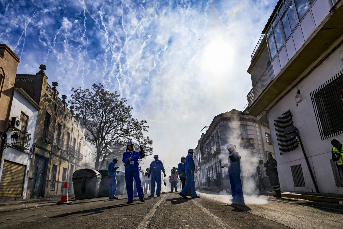 Fiestas de las Paces en Villarta de San Juan, cohetes Operación 2.000  lanzamientos de cohetes y Procesión de la Virgen en Villarta, La Paces  / JESÚS MONROY