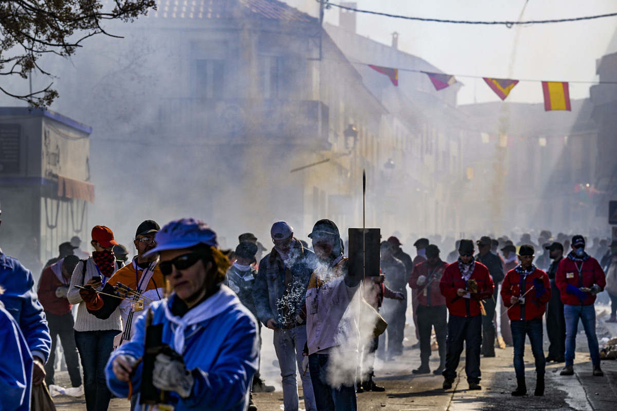 Fiestas de las Paces en Villarta de San Juan, cohetes Operación 2.000  lanzamientos de cohetes y Procesión de la Virgen en Villarta, La Paces  / JESÚS MONROY