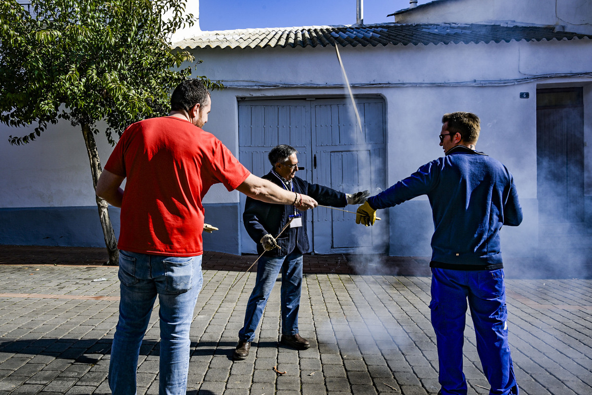 Fiestas de las Paces en Villarta de San Juan, cohetes Operación 2.000  lanzamientos de cohetes y Procesión de la Virgen en Villarta, La Paces  / JESÚS MONROY