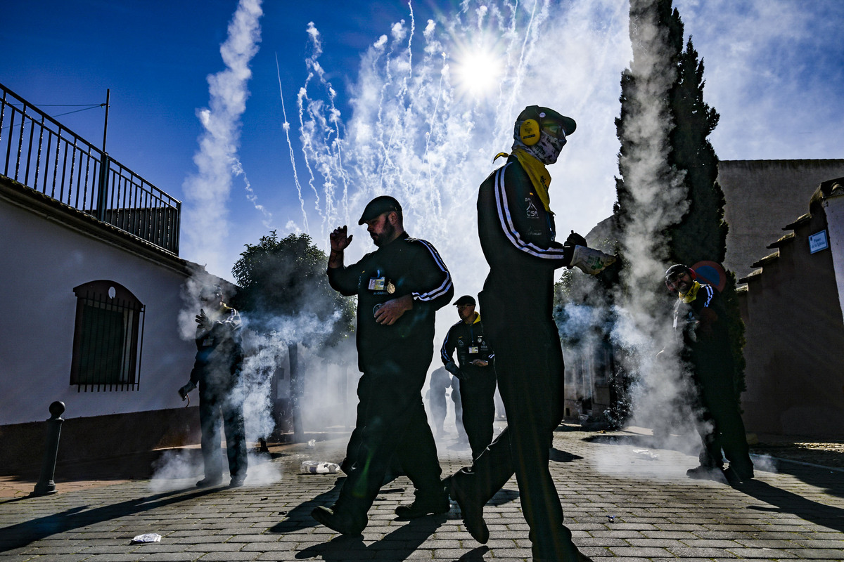 Fiestas de las Paces en Villarta de San Juan, cohetes Operación 2.000  lanzamientos de cohetes y Procesión de la Virgen en Villarta, La Paces  / JESÚS MONROY