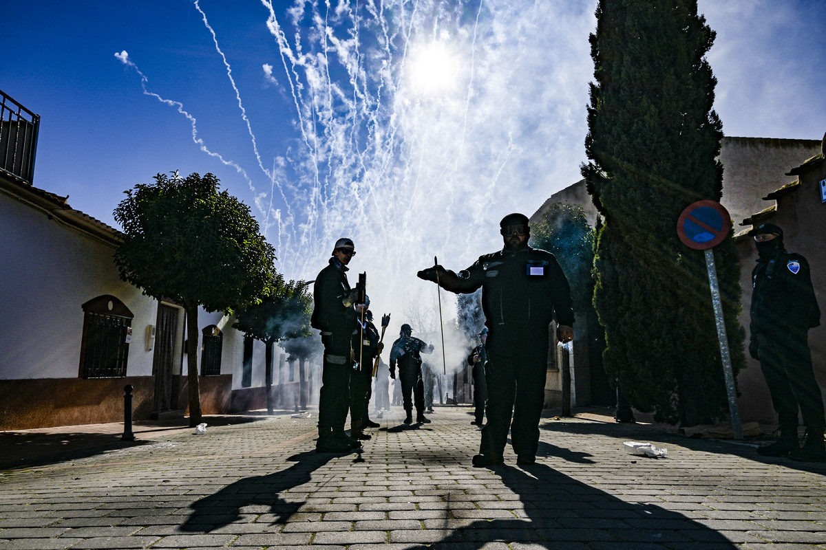 Fiestas de las Paces en Villarta de San Juan, cohetes Operación 2.000  lanzamientos de cohetes y Procesión de la Virgen en Villarta, La Paces  / JESÚS MONROY