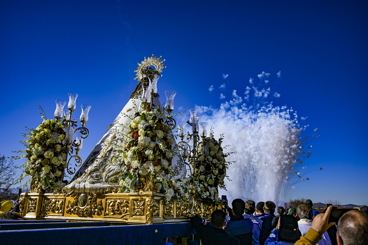 Fiestas de las Paces en Villarta de San Juan, cohetes Operación 2.000  lanzamientos de cohetes y Procesión de la Virgen en Villarta, La Paces  / JESÚS MONROY