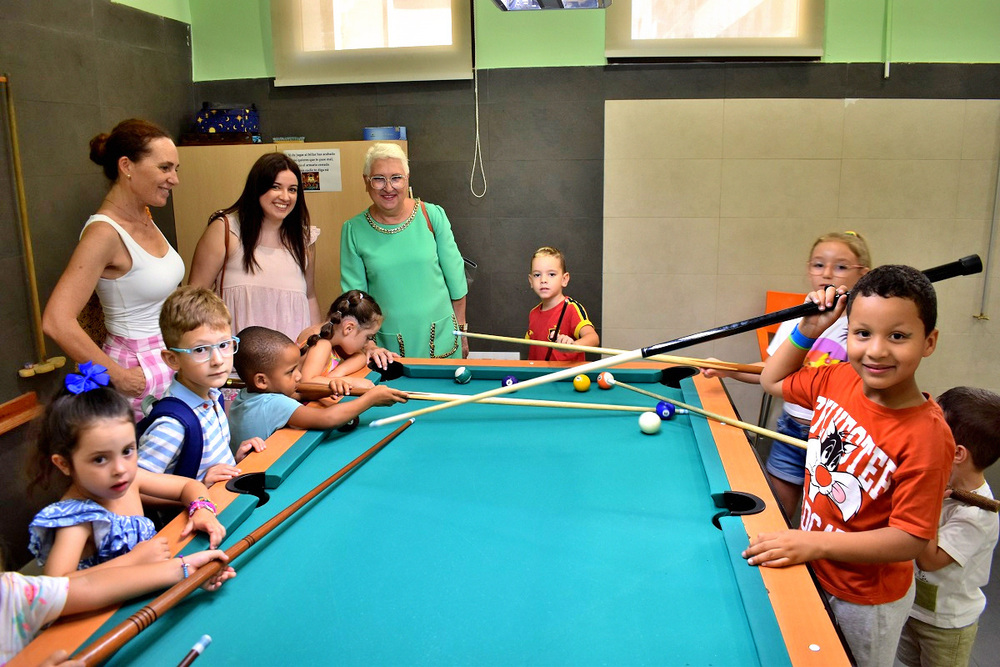 Abuelos y nietos comparten juegos en el centro de mayores