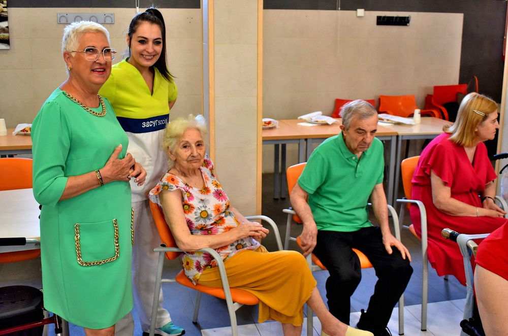 Abuelos y nietos comparten juegos en el centro de mayores