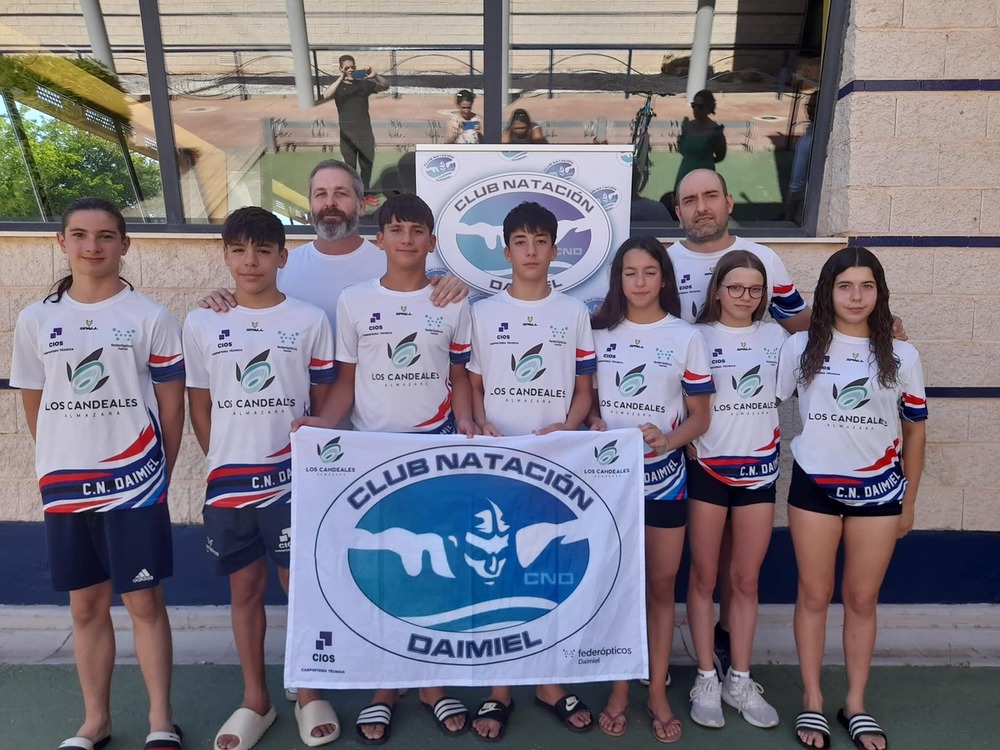 Nadadores y técnicos del CN Daimiel en la competición.