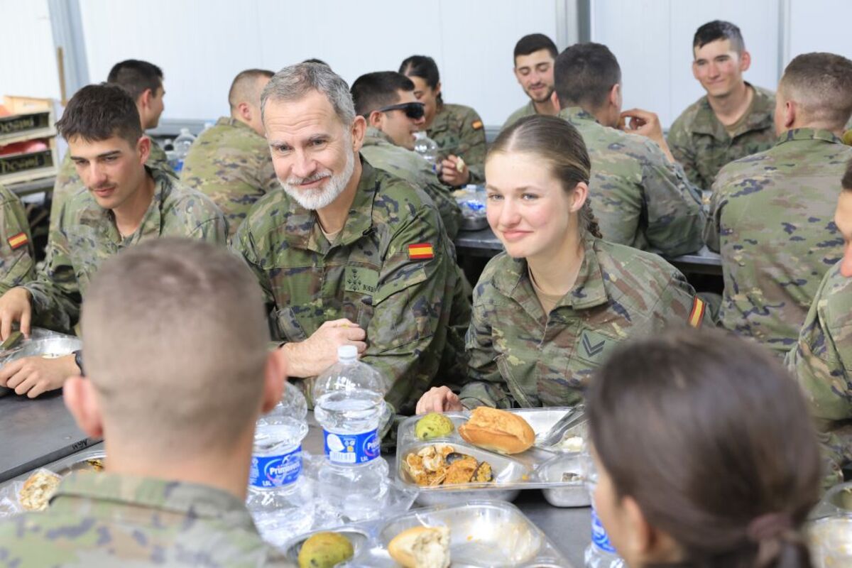 El rey Felipe VI visita a los alumnos de la Academia General Militar durante las maniobras en el Centro Nacional de Adiestramiento de San Gregorio  / FRANCISCO GÓMEZ/CASA DE S.M. EL REY