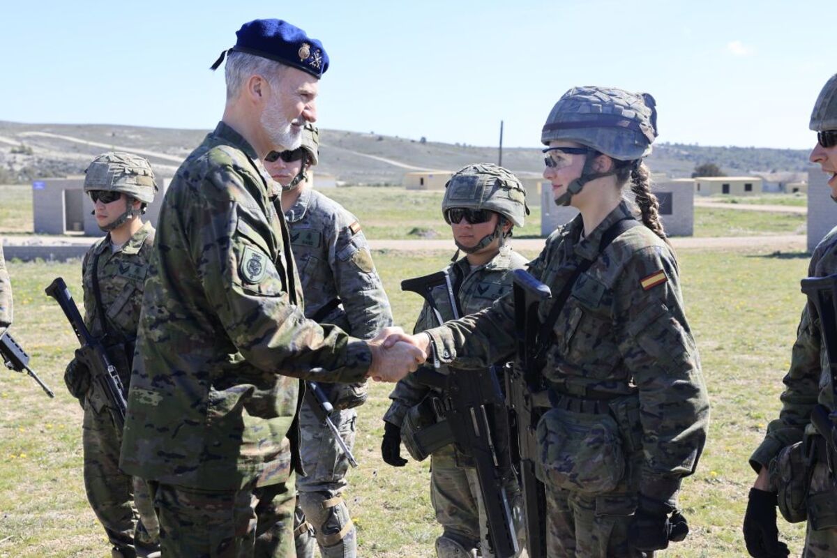 El rey Felipe VI visita a los alumnos de la Academia General Militar durante las maniobras en el Centro Nacional de Adiestramiento de San Gregorio  / FRANCISCO GÓMEZ/CASA DE S.M. EL REY