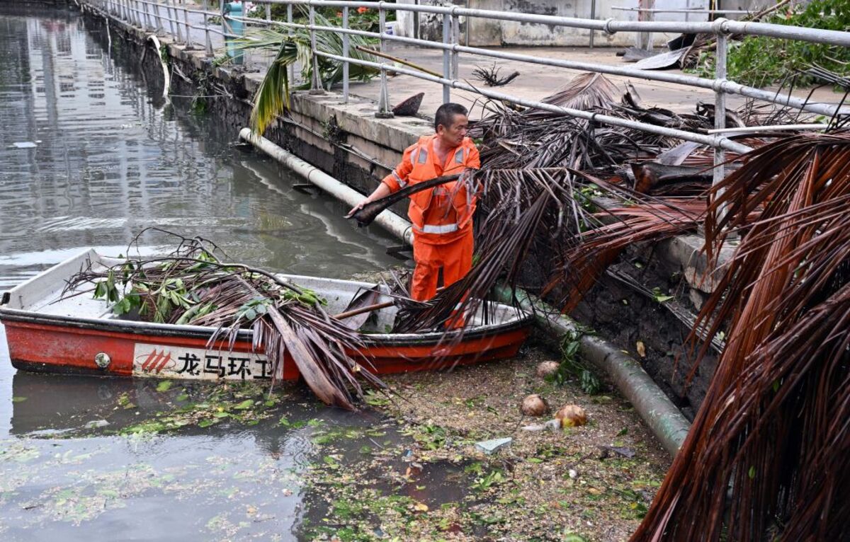 Cleanup operation after typhoon Yagi hit Hainan Province  / XINHUA / GUO CHENG