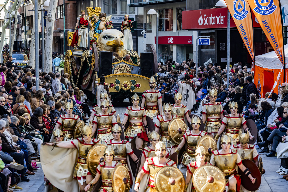 desfile de piñata, desfile de carnaval en ciudad real, carnaval, desfile de Piñata  / RUEDA VILLAVERDE