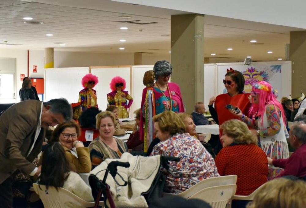 Color, diversión y música en la fiesta de los mayores