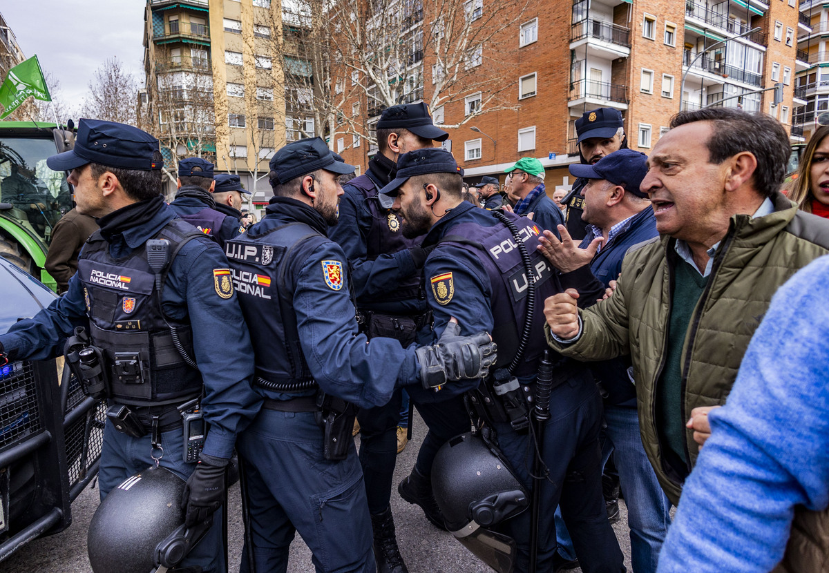 manifestación de agricultores en Ciuadad Rel, AsAJA, TRACTORADA EN CIUDAD REAL, INCIDENTES CON LA POLICÍA NACIONAL Y POLICÍA LOCAL, SUCESO,  Pedro Barato de Asaja enfrentándose a la Policía Nacional, durante la trastorada en Ciudad Real  / RUEDA VILLAVERDE