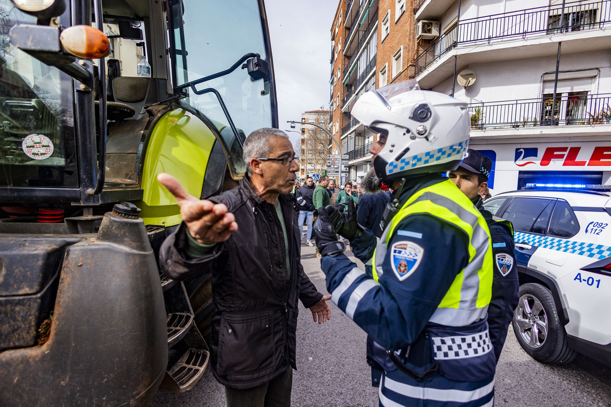 manifestación de agricultores en Ciuadad Rel, AsAJA, TRACTORADA EN CIUDAD REAL, INCIDENTES CON LA POLICÍA NACIONAL Y POLICÍA LOCAL, SUCESO,  Pedro Barato de Asaja enfrentándose a la Policía Nacional, durante la trastorada en Ciudad Real  / RUEDA VILLAVERDE