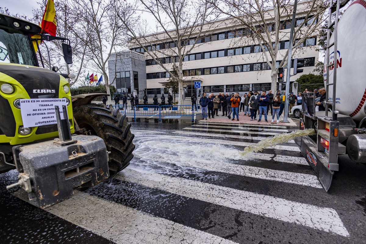 manifestación de agricultores en Ciuadad Rel, AsAJA, TRACTORADA EN CIUDAD REAL, INCIDENTES CON LA POLICÍA NACIONAL Y POLICÍA LOCAL, SUCESO,  Pedro Barato de Asaja enfrentándose a la Policía Nacional, durante la trastorada en Ciudad Real  / RUEDA VILLAVERDE