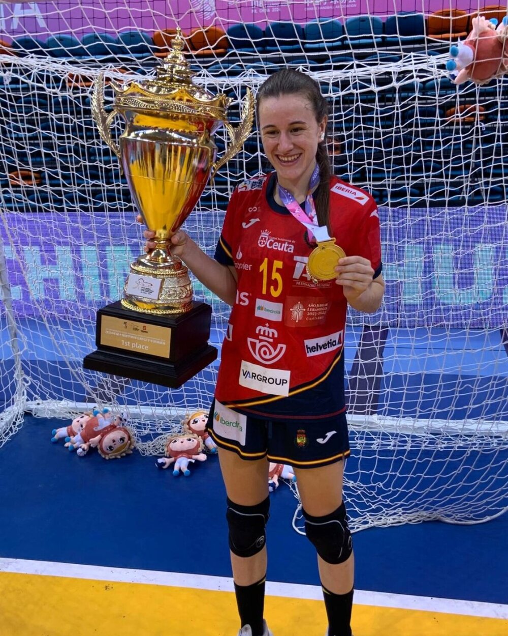 Celia García, con el trofeo.