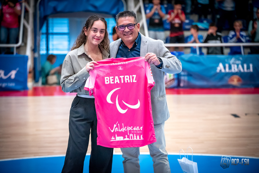 La nadadora paralímpica Beatriz Lérida realizó el saque de honor.