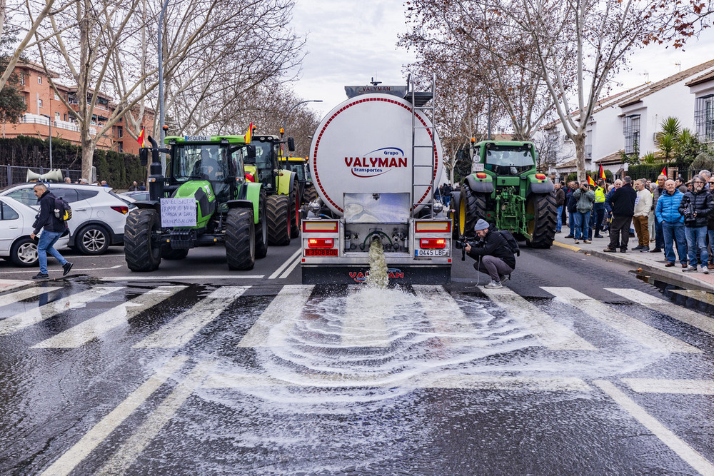 Agricultores arrojan 25.000 litros de purines ante la CHG