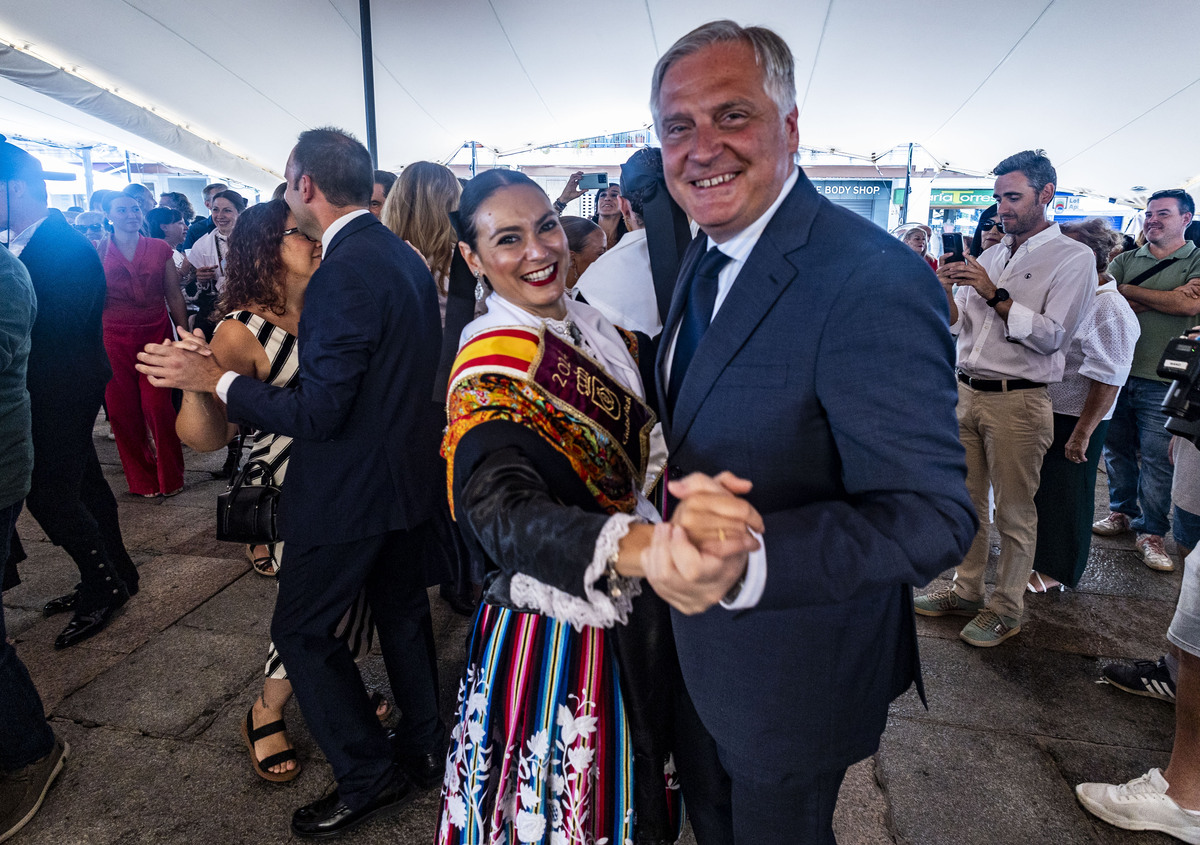 Feria de Agosto de Ciudad Real, inaguración del baile del vermut, por parte del Alcalde Francisco Gil Ortega y del Pandorgo y Dulcinea  / RUEDA VILLAVERDE