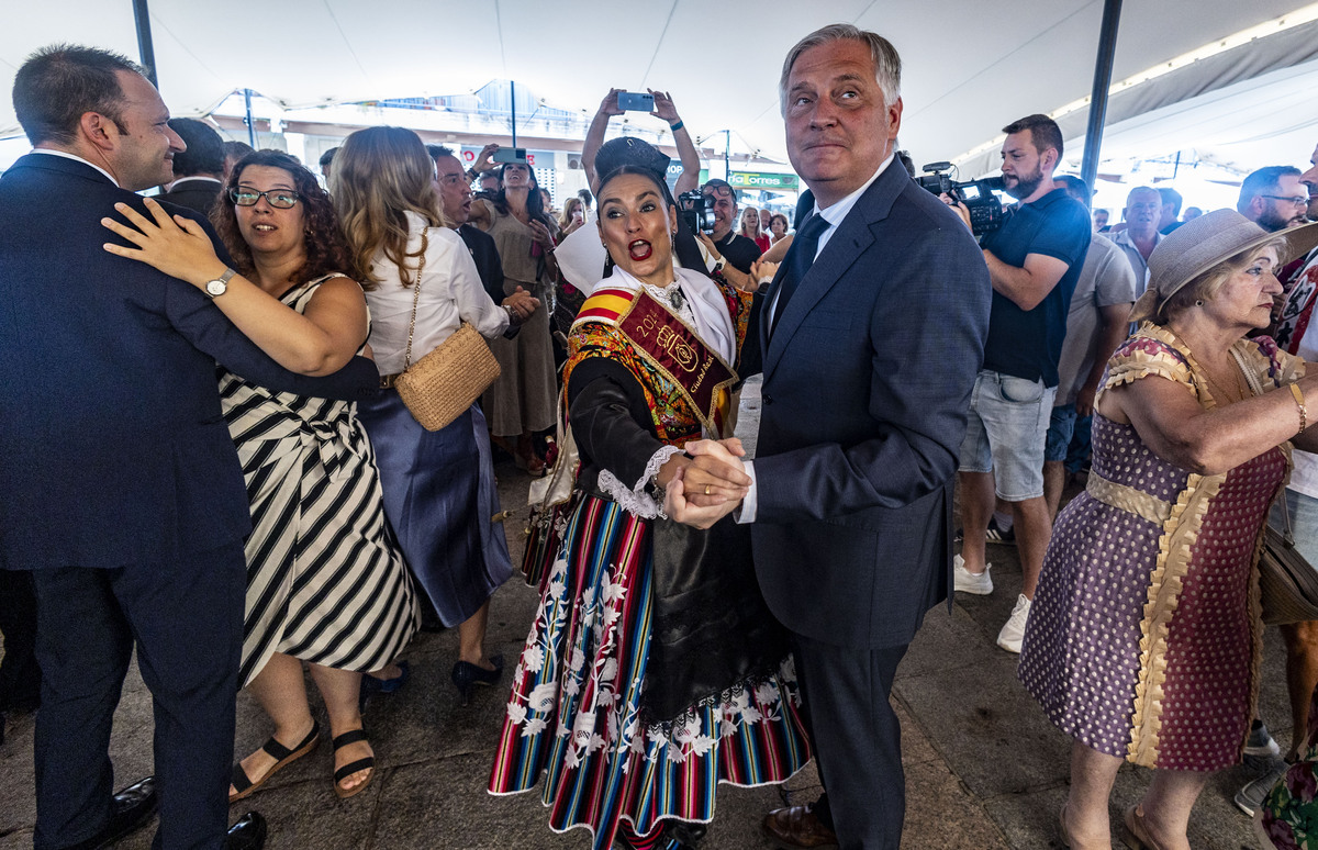 Feria de Agosto de Ciudad Real, inaguración del baile del vermut, por parte del Alcalde Francisco Gil Ortega y del Pandorgo y Dulcinea  / RUEDA VILLAVERDE