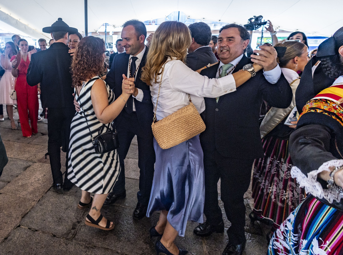 Feria de Agosto de Ciudad Real, inaguración del baile del vermut, por parte del Alcalde Francisco Gil Ortega y del Pandorgo y Dulcinea  / RUEDA VILLAVERDE