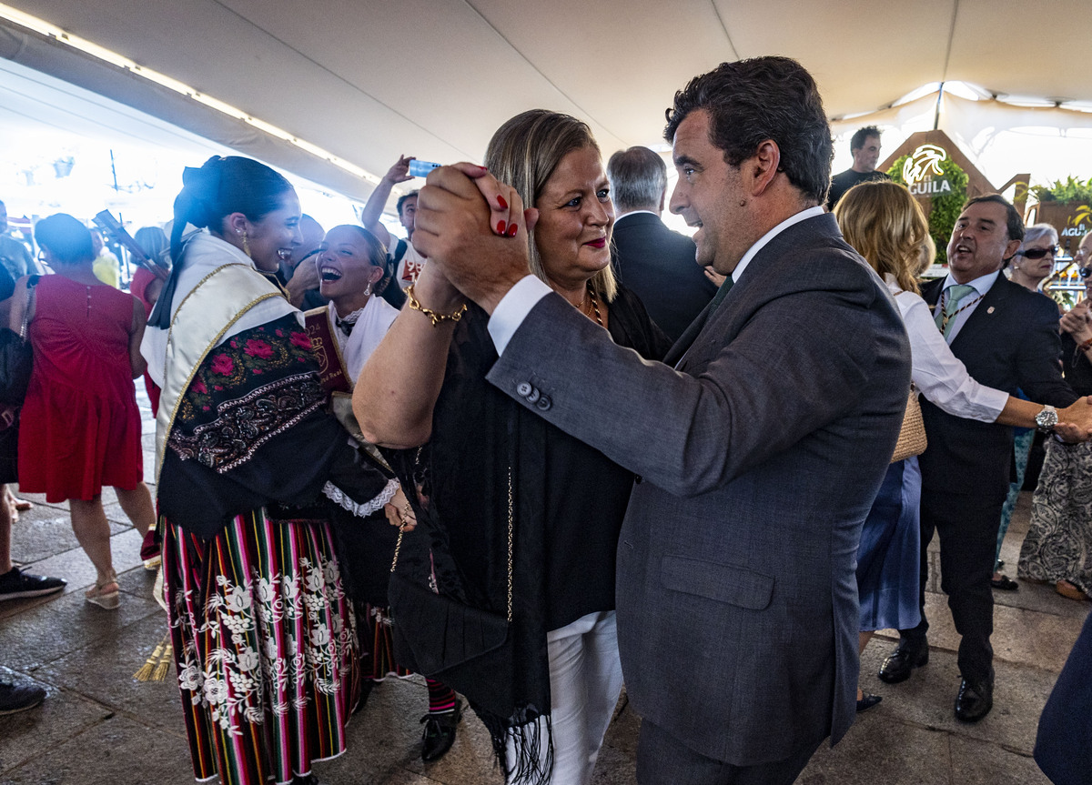 Feria de Agosto de Ciudad Real, inaguración del baile del vermut, por parte del Alcalde Francisco Gil Ortega y del Pandorgo y Dulcinea  / RUEDA VILLAVERDE