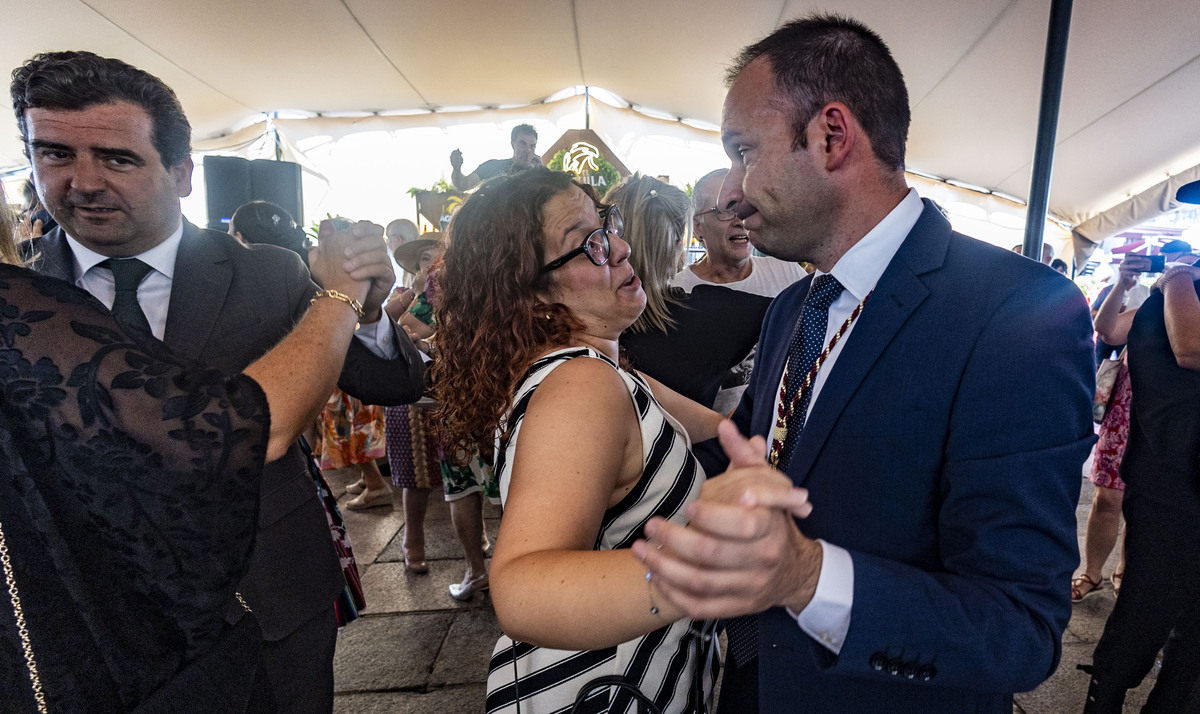 Feria de Agosto de Ciudad Real, inaguración del baile del vermut, por parte del Alcalde Francisco Gil Ortega y del Pandorgo y Dulcinea  / RUEDA VILLAVERDE