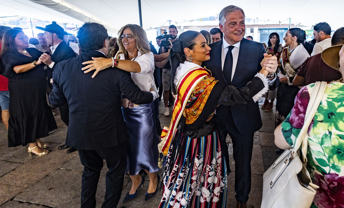 Feria de Agosto de Ciudad Real, inaguración del baile del vermut, por parte del Alcalde Francisco Gil Ortega y del Pandorgo y Dulcinea  / RUEDA VILLAVERDE