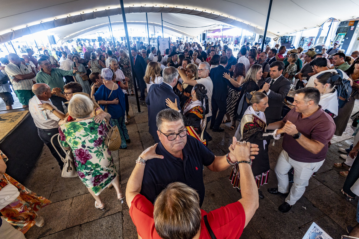 Feria de Agosto de Ciudad Real, inaguración del baile del vermut, por parte del Alcalde Francisco Gil Ortega y del Pandorgo y Dulcinea