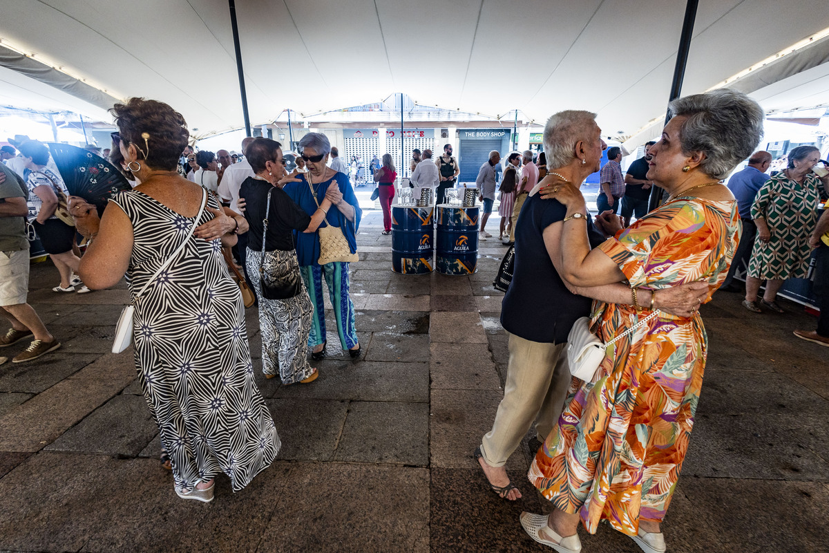 Feria de Agosto de Ciudad Real, inaguración del baile del vermut, por parte del Alcalde Francisco Gil Ortega y del Pandorgo y Dulcinea  / RUEDA VILLAVERDE