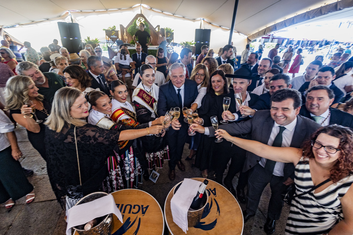 Feria de Agosto de Ciudad Real, inaguración del baile del vermut, por parte del Alcalde Francisco Gil Ortega y del Pandorgo y Dulcinea  / RUEDA VILLAVERDE