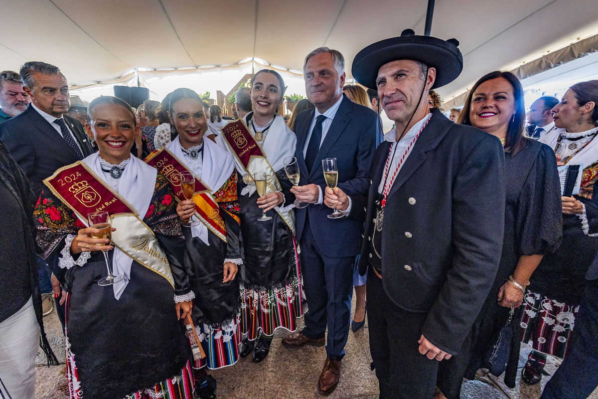 Feria de Agosto de Ciudad Real, inaguración del baile del vermut, por parte del Alcalde Francisco Gil Ortega y del Pandorgo y Dulcinea  / RUEDA VILLAVERDE