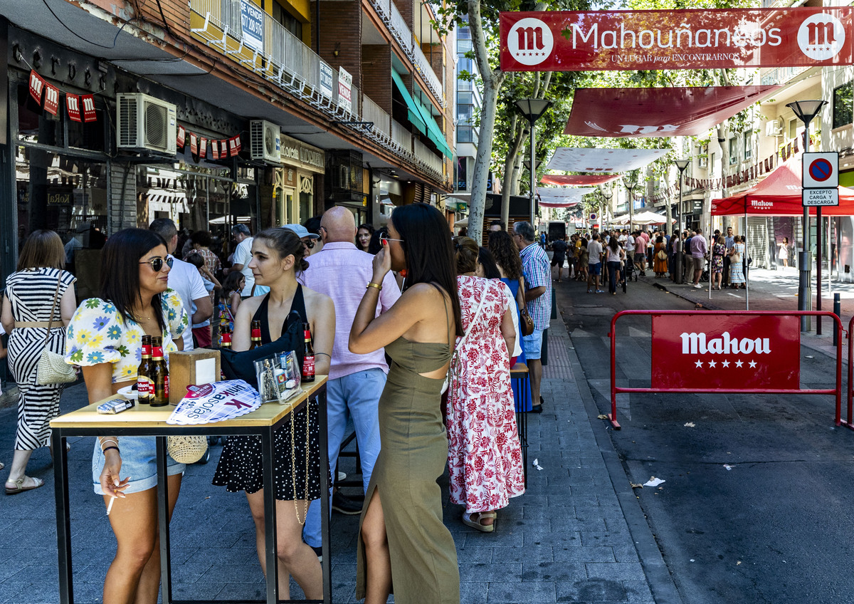 Feria de Agosto de Ciudad Real, inicio de los Mahouñaneos, gente bebiendo en las calles centricas  / RUEDA VILLAVERDE