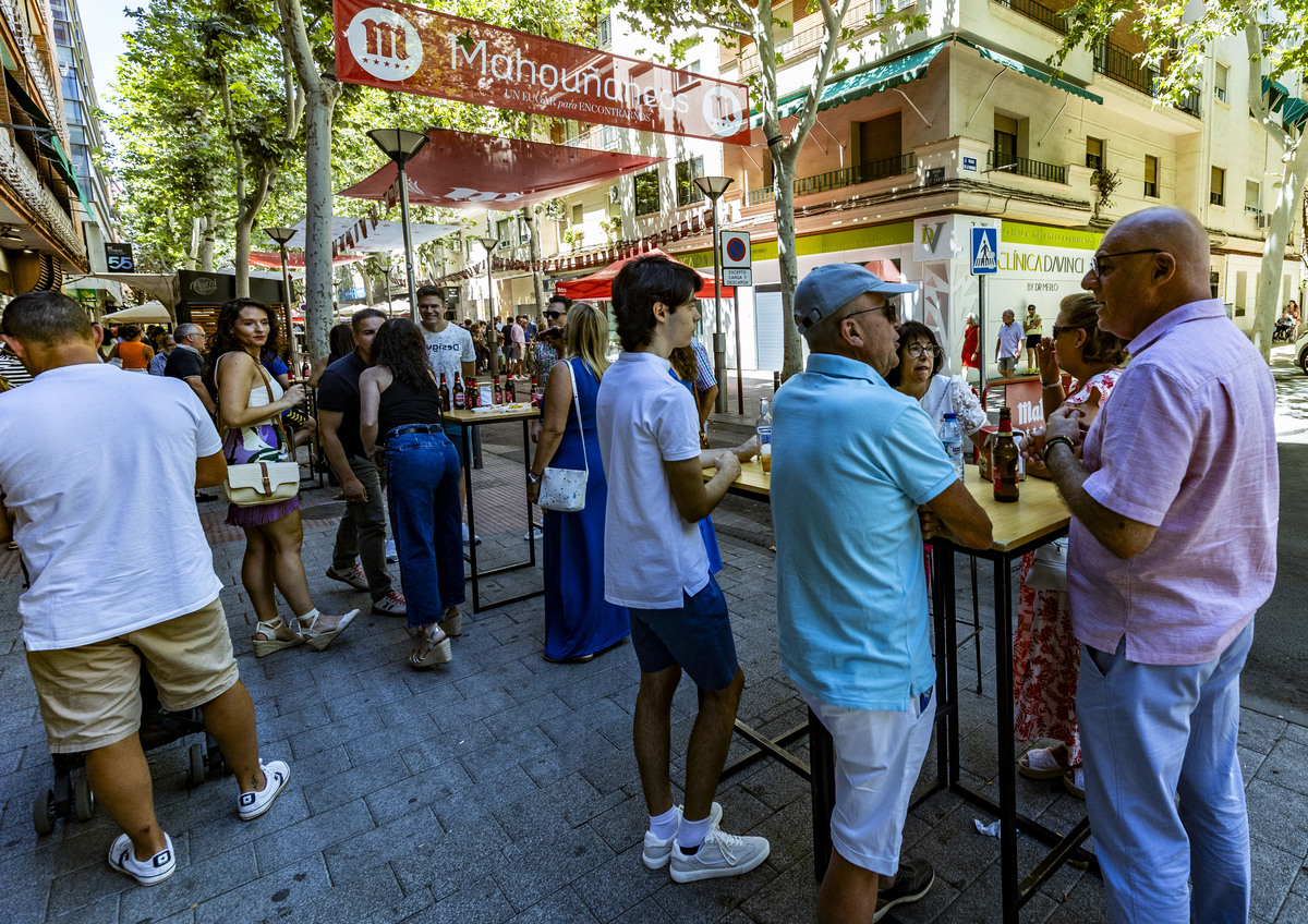 Feria de Agosto de Ciudad Real, inicio de los Mahouñaneos, gente bebiendo en las calles centricas  / RUEDA VILLAVERDE