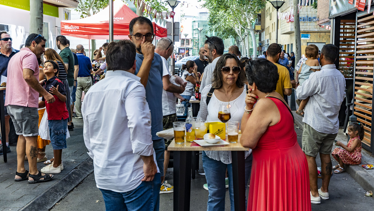 Feria de Agosto de Ciudad Real, inicio de los Mahouñaneos, gente bebiendo en las calles centricas  / RUEDA VILLAVERDE