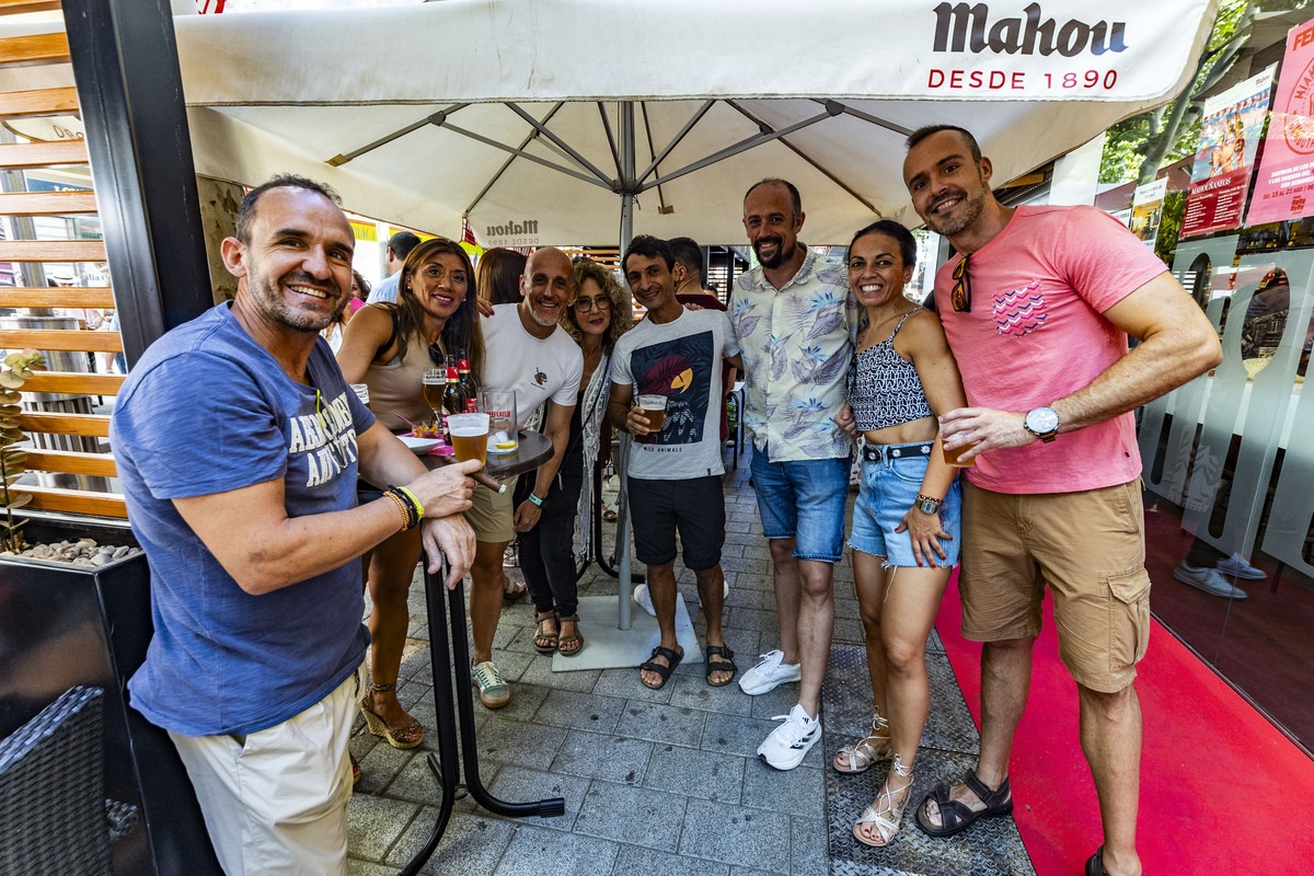 Feria de Agosto de Ciudad Real, inicio de los Mahouñaneos, gente bebiendo en las calles centricas  / RUEDA VILLAVERDE