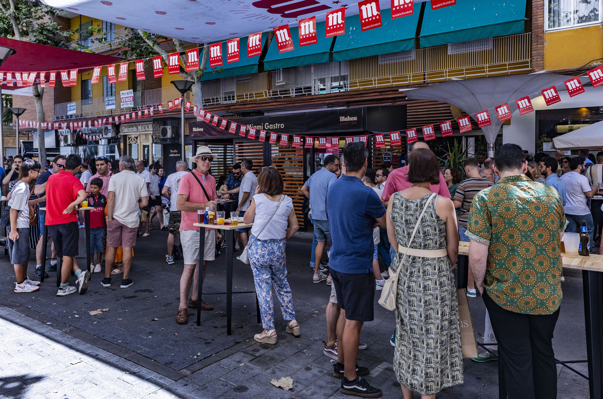 Feria de Agosto de Ciudad Real, inicio de los Mahouñaneos, gente bebiendo en las calles centricas  / RUEDA VILLAVERDE