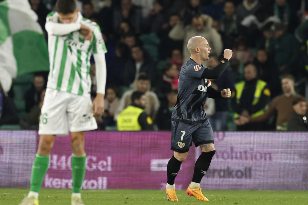 Betis y Rayo empatan en un partido eléctrico 