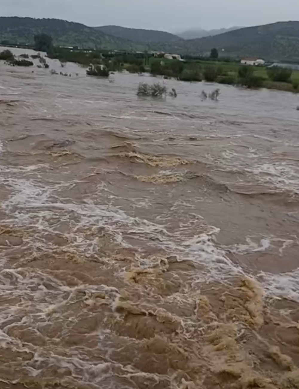 Corte en la vía férrea por el desbordamiento de un arroyo