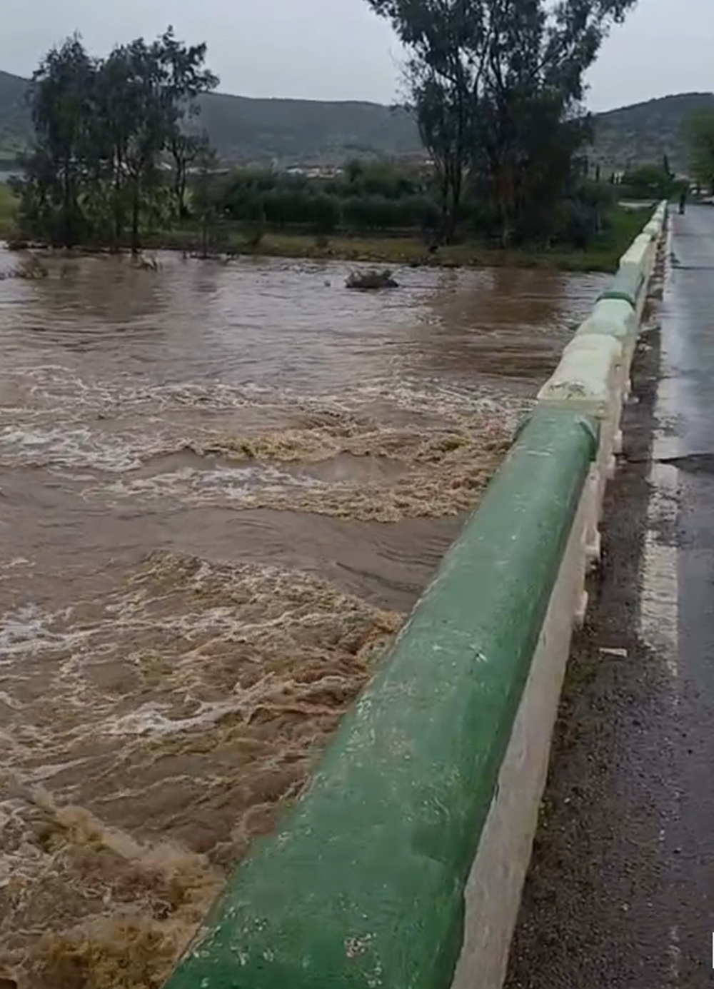 Corte en la vía férrea por el desbordamiento de un arroyo