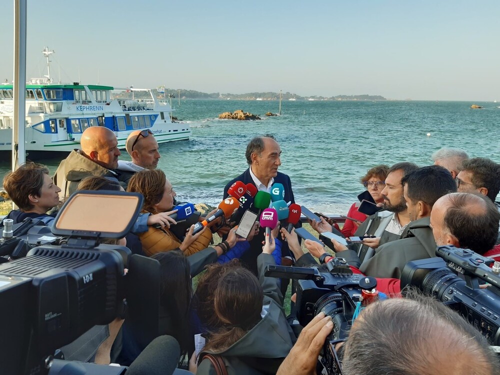  Galán atiende a los medios de comunicación que cubren la inauguración del parque eólico