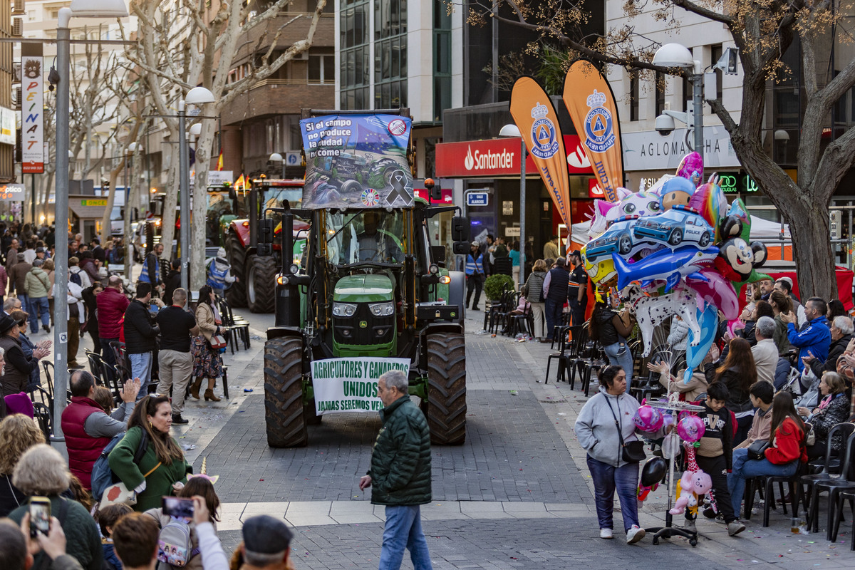 TRACTORADA EL DOMINGO DE PIÑATA, TRACTORES, POTESTA DE LOS AGRICULTORES CON SUS TRACTORES EN EL DESFILE DE CARNAVAL DE CIUDAD REAL  / RUEDA VILLAVERDE