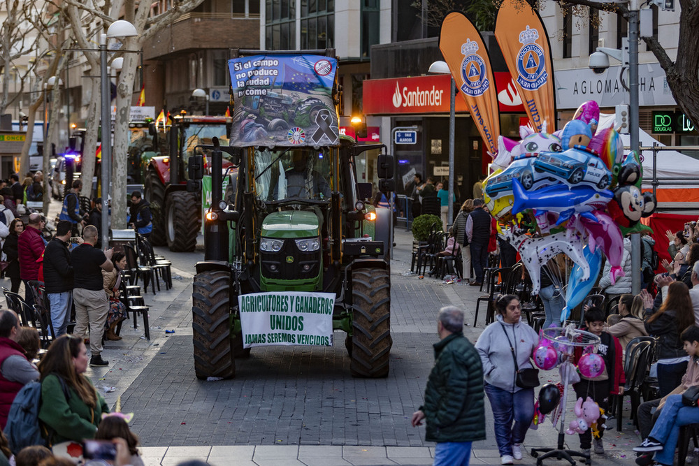 Un grupo de tractores cierra el Domingo de Piñata