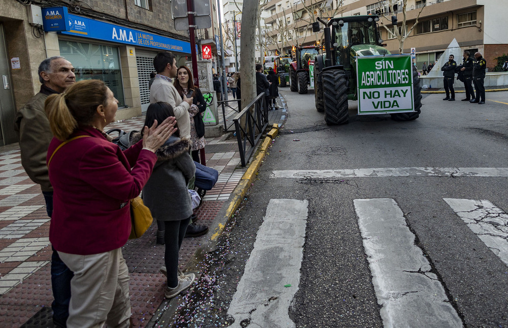 Un grupo de tractores cierra el Domingo de Piñata